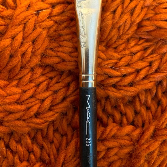 MAC 235 split fiber eye shadow brush DISCONTINUED RARE LIMITED EDITION - Picture 2 of 2